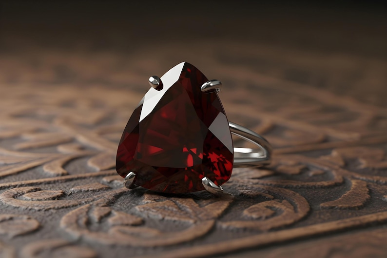 Anillo de granate chapado en oro rosa de 14k · Anillo de granate trillón · Anillo llamativo para mujer · Anillo de gema triangular · Anillo de piedras semipreciosas · Anillo de enero imagen 9