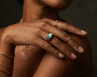 Anillo de labradorita horizontal · Piedra marquesa ancha · Acabado brillante en oro de 14 k