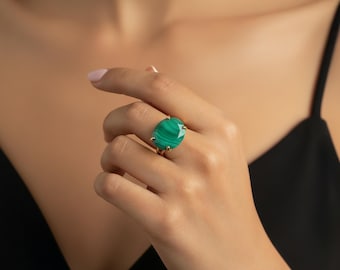 Anillo ovalado de malaquita en oro · Piedra verde · Malaquita semipreciosa · Joyería de 14k · Talla personalizada