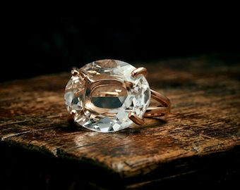 Anillo de cuarzo cristalino en oro rosa · Piedra ovalada horizontal en bruto de 14k