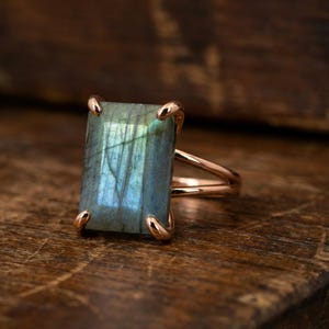 Rare Labradorite Gemstone Rose Gold Ring · Shifting Color Semiprecious Rectangle Cut Stone Jewelry