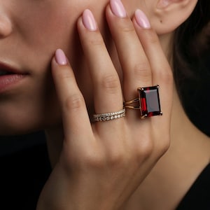 Bague grenat rectangulaire · Bague avec pierres précieuses taille émeraude · Bague avec pierre de naissance de janvier · Bague grenat en or rose · Cadeaux pour maman · Bague de mariée