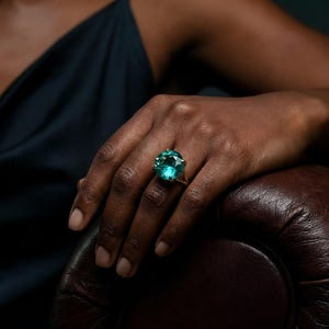 Blauwe toermalijn solitaire ring · rond geslepen statement gouden edelsteenring · oktober geboortesteensieraden