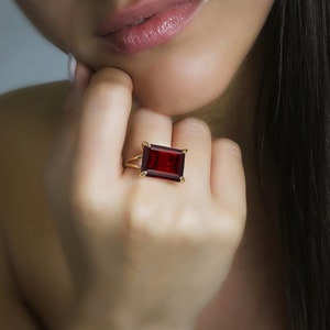 Anillo de granate rectangular · Anillo con gema de enero · Anillo de granate con corte esmeralda · Anillo de granate chapado en oro de 14 k · Anillo con grabado personalizado