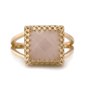 Bague quartz rose pour femme · Bague carrée · Bague en or rose · Bague cocktail · Bague solitaire en or · Bague avec pierres précieuses · Bague quartz rose
