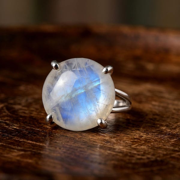 Anillo de plata con piedra lunar arcoíris · Joyería solitaria con gema facetada de talla redonda
