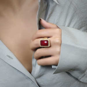 Anel de Jade Vermelho · Anel com Pedra de Nascimento de Julho · Anel Retangular · Anel de Declaração · Joias de Jade · Anel de Julho · Joias de Julho · Anel com Pedra Vermelha