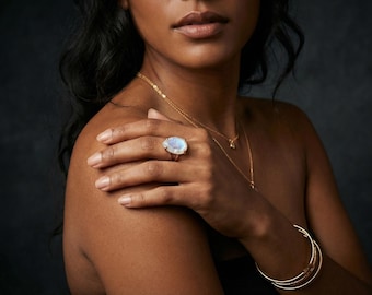 Anillo llamativo de piedra lunar arcoíris · Joyería solitaria de oro rosa con talla pera