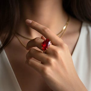 Anillo de rubí de talla marquesa · Anillo de oro de 14 k con piedras preciosas · Joyería con piedra natal de julio · Anillo de rubí rojo horizontal