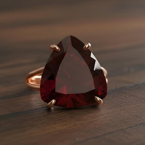 Anillo de granate chapado en oro rosa de 14k · Anillo de granate trillón · Anillo llamativo para mujer · Anillo de gema triangular · Anillo de piedras semipreciosas · Anillo de enero imagen 3