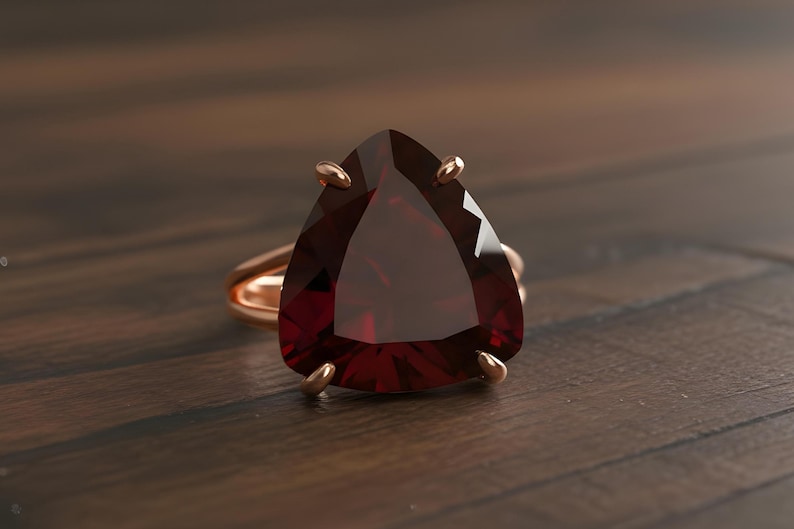 Anillo de granate chapado en oro rosa de 14k · Anillo de granate trillón · Anillo llamativo para mujer · Anillo de gema triangular · Anillo de piedras semipreciosas · Anillo de enero imagen 3