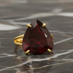 Anillo de granate chapado en oro rosa de 14k · Anillo de granate trillón · Anillo llamativo para mujer · Anillo de gema triangular · Anillo de piedras semipreciosas · Anillo de enero imagen 6