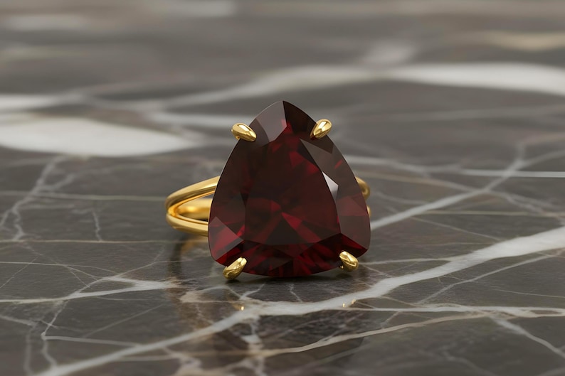 Anillo de granate chapado en oro rosa de 14k · Anillo de granate trillón · Anillo llamativo para mujer · Anillo de gema triangular · Anillo de piedras semipreciosas · Anillo de enero imagen 6