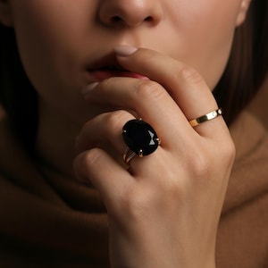 Ring met zwarte onyx · Ovale ring · Ring met edelsteen · Cocktailring met pootjes · Statementring · Ring met zwarte diamant · Zwarte ring