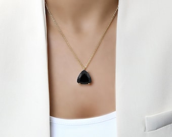 Halskette aus schwarzem Onyx · Dreieckiger Anhänger · Edelsteinkette · Goldkette · Lange Kette · Halskette mit Krappenanhänger