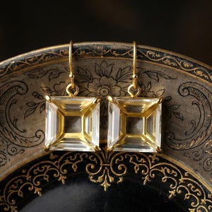 Pendientes de cuarzo cristalino en bruto • Piedra preciosa colgante cuadrada de oro de 18 quilates