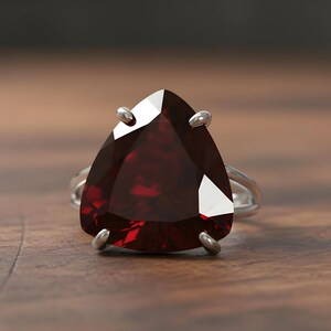 Anillo de granate chapado en oro rosa de 14k · Anillo de granate trillón · Anillo llamativo para mujer · Anillo de gema triangular · Anillo de piedras semipreciosas · Anillo de enero imagen 7