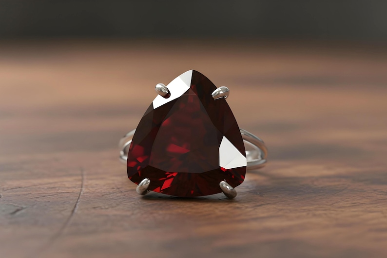 Anillo de granate chapado en oro rosa de 14k · Anillo de granate trillón · Anillo llamativo para mujer · Anillo de gema triangular · Anillo de piedras semipreciosas · Anillo de enero imagen 7