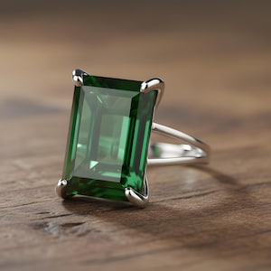 Anillo de esmeralda vertical · Anillo de esmeralda en plata de ley · Anillo de esmeralda en oro blanco · Anillo con piedra de nacimiento de mayo · Anillo de plata vintage