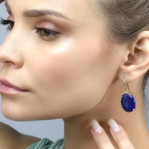 Lapislazuli Ohrringe · Oval geschnittene Ohrringe · 18k Goldohrringe · September Geburtsstein Ohrringe · Geschenk für sie · Handgemachte Ohrringe