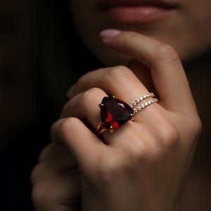 Anillo de granate chapado en oro rosa de 14k · Anillo de granate trillón · Anillo llamativo para mujer · Anillo de gema triangular · Anillo de piedras semipreciosas · Anillo de enero imagen 4