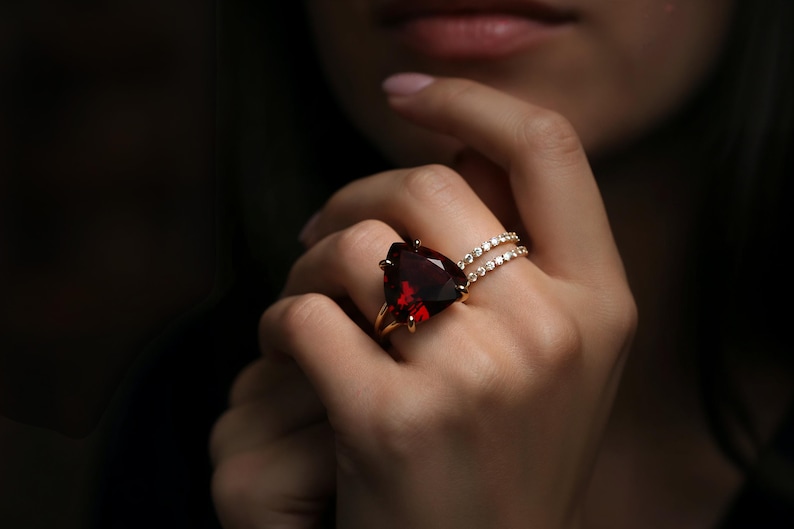 Anillo de granate chapado en oro rosa de 14k · Anillo de granate trillón · Anillo llamativo para mujer · Anillo de gema triangular · Anillo de piedras semipreciosas · Anillo de enero imagen 4