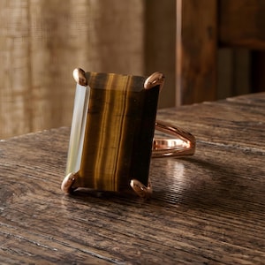 Anillo grande de ojo de tigre · Oro rosa de 18 k · Piedra preciosa marrón con corte esmeralda · Anillo llamativo