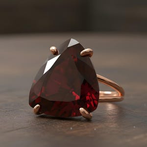 Anillo de granate chapado en oro rosa de 14k · Anillo de granate trillón · Anillo llamativo para mujer · Anillo de gema triangular · Anillo de piedras semipreciosas · Anillo de enero imagen 1