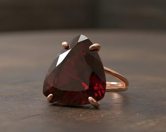 Anillo de granate chapado en oro rosa de 14k · Anillo de granate trillón · Anillo llamativo para mujer · Anillo de gema triangular · Anillo de piedras semipreciosas · Anillo de enero