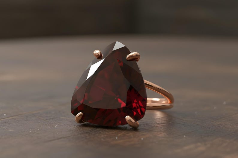 Anillo de granate chapado en oro rosa de 14k · Anillo de granate trillón · Anillo llamativo para mujer · Anillo de gema triangular · Anillo de piedras semipreciosas · Anillo de enero imagen 1