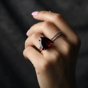 Anillo de granate chapado en oro rosa de 14k · Anillo de granate trillón · Anillo llamativo para mujer · Anillo de gema triangular · Anillo de piedras semipreciosas · Anillo de enero imagen 2