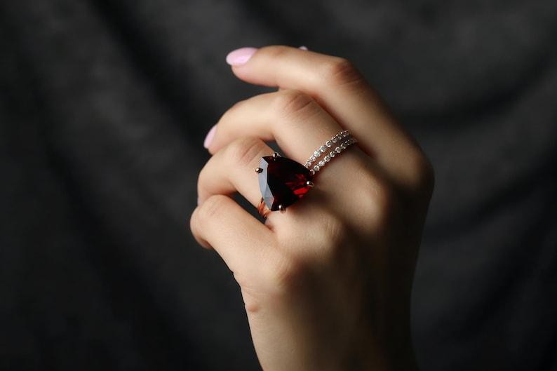 Anillo de granate chapado en oro rosa de 14k · Anillo de granate trillón · Anillo llamativo para mujer · Anillo de gema triangular · Anillo de piedras semipreciosas · Anillo de enero imagen 2