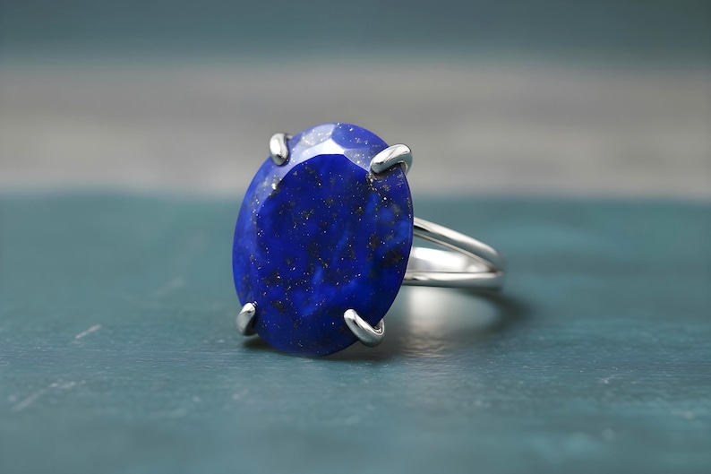 Prachtige ring met de geboortesteen van september · Lapis lazuli ring · Ring met natuursteen · Zilveren ring · Zilveren cocktailring · Edelsteenring afbeelding 1