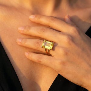 Rechteckiger Ring aus Zitronenquarz · Rechteckiger Edelsteinring · Cocktailring aus 14-karätigem Gold