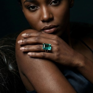 Anel retangular com turmalina azul · Anel retangular em ouro com corte esmeralda · Joias com pedra de nascimento de outubro