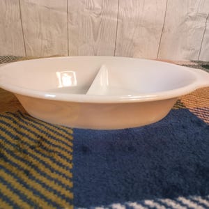 Puede incluir: Plato de servir ovalado blanco dividido en tres secciones con dos asas.