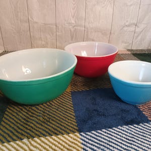 Vintage, trzyczęściowe, wsuwane miski do mieszania firmy 'Pyrex.