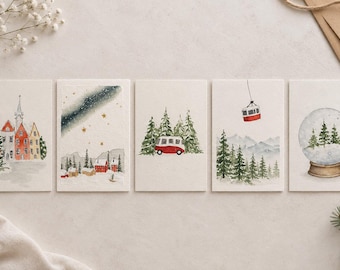 Puede incluir: Cinco tarjetas de felicitación rectangulares con ilustraciones en acuarela de escenas invernales, que incluyen un pueblo con edificios rojos, un cielo estrellado, una furgoneta roja en un bosque, un teleférico rojo y una bola de nieve.