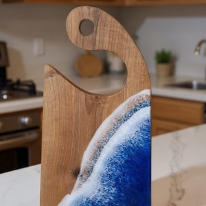 Personalisiertes Ocean Wave Charcuterie Board: Walnussholz & Epoxidharz mit Gravur