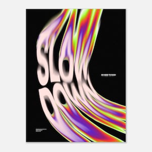 Op de afbeelding: Een zwarte poster met de tekst SLOW DOWN in een vervormd, vloeibaar lettertype met een levendig verloop van neongroen, geel en paars. De tekst NO NEED TO RUSH staat in kleine witte letters aan de rechterkant, met extra kleine tekst onderaan.