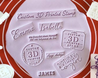 Set personalizzato di timbro e taglierina stampati in 3D, con testo, logo e grafica personalizzati.