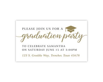 Pode incluir: Cartão de convite branco com texto dourado. O texto diz "Junte-se a nós para uma festa de formatura" com detalhes sobre o evento, incluindo data, hora e local. Uma imagem de um chapéu de formatura está incluída.