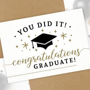 Carte heureuse d'obtention du diplôme | Félicitations diplômé | Célébration de la cérémonie de remise des diplômes | Promotion 2025 | Blanc à l'intérieur | Env. Kraft