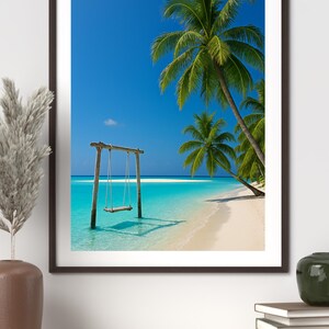 Può includere: Stampa incorniciata di una scena di spiaggia tropicale. Un'altalena di legno è appesa nell'acqua turchese, con una spiaggia di sabbia bianca e palme sullo sfondo. Il cielo è di un blu chiaro e brillante. La cornice è marrone scuro.