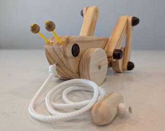 Juguete de grillo de madera artesanal, hecho por abuelo y nieto. Regalo ecológico.