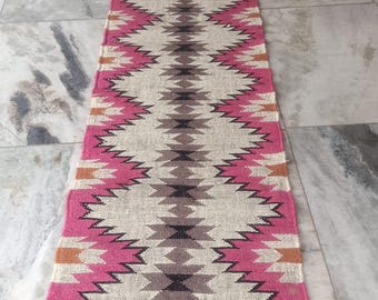 Ręcznie tkany dywanik kilim z wełny i juty: tradycyjny indyjski wzór