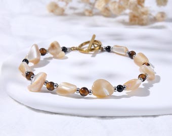 Bracelet à fermoir à bascule en nacre naturelle et œil de tigre, bracelet bohème en perles de coquillage irrégulières, bijou fait main en pierres précieuses, cadeau idéal pour elle au quotidien.