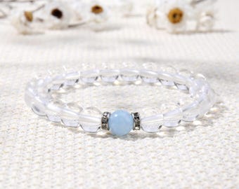 Bracelet délicat en perles de quartz clair et d'aigue-marine (8 mm), idéal pour l'harmonisation des chakras et le reiki. Bijou à offrir aux femmes.