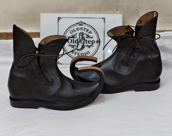 Authentic Medieval Leather Poulaines – Handmade Gothic Curved-Toe Boots for Cosplay & Renaissance Wear