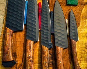 Juego de cuchillos de cocina de acero al carbono forjado a mano con mangos de madera y funda de cuero.